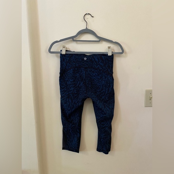 Lululemon Train Times Crop 17” Black Blue Mesh-Panel Capri Leggings Size 6 - Picture 9 of 11